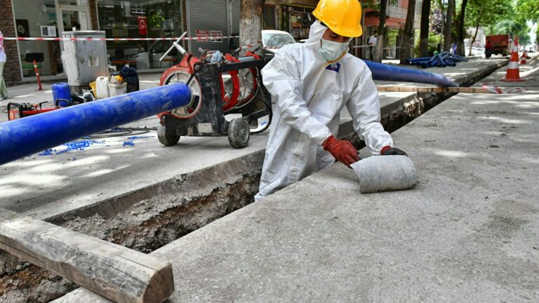 Amiante sous un revêtement de sol : soulever le lino, investigation ou acte destructif ?
