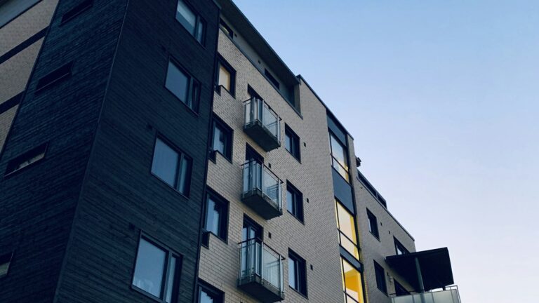 Copropriété : le syndic peut-il lancer les contrats avant d&rsquo;avoir envoyé le PV d&rsquo;AG ?